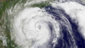 Satelitski posnetek priča o tem, da je središče orkana Dolly doseglo ameriško-me