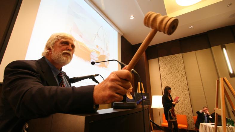 Direktor Obalnih galerij Toni Biloslav je vodil sinočnjo dražbo v holetu Kempins