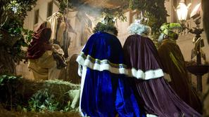 Sveti trije kralji so po izročilu v dar prinesli zlato, kadilo in miro.