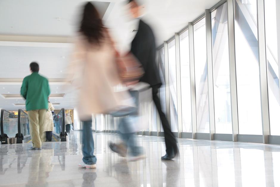 Delavci v pisarni hodijo po hodniku | Avtor: Profimedia