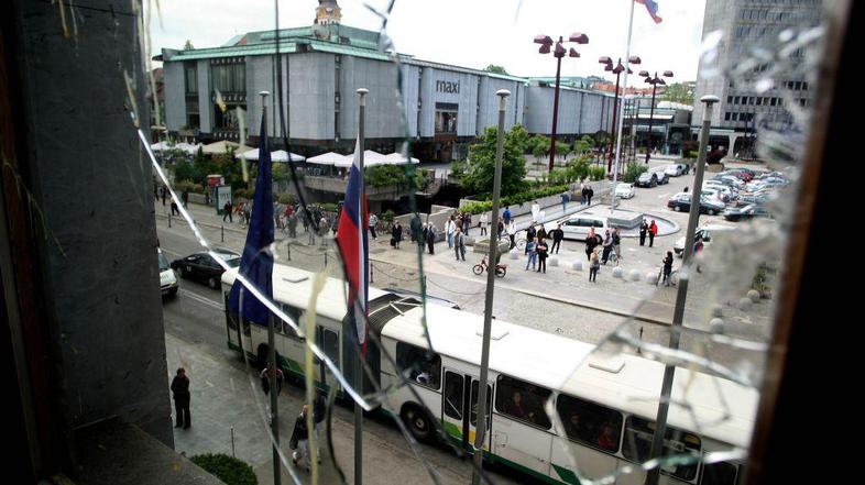 protesti študenti dz parlament škoda okna