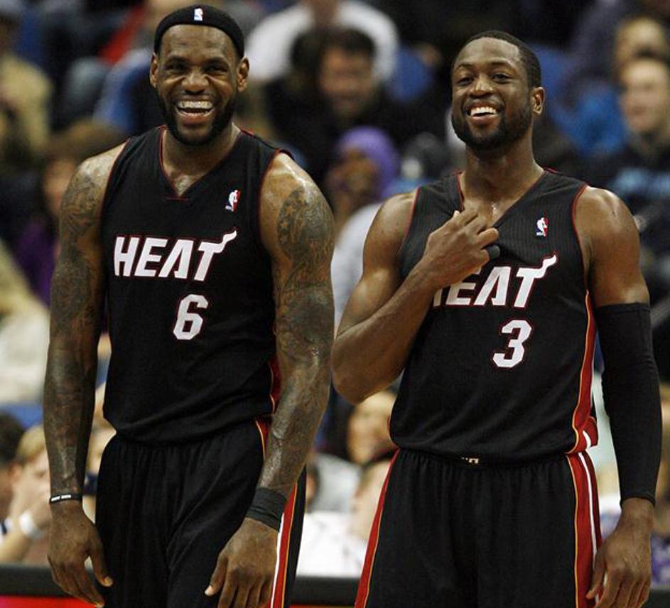 Zasluženo nasmejana Dwyane Wade in LeBron James. (Foto: Reuters)