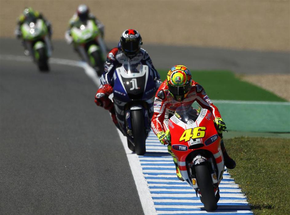 Valentino Rossi (Ducati) in Jorge Lorenzo (Yamaha)