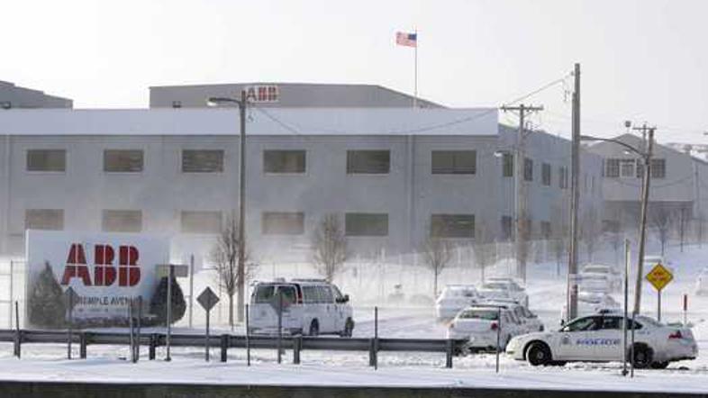 Delavci še vedno čakajo na to, da jih rešijo. (Foto: AP)