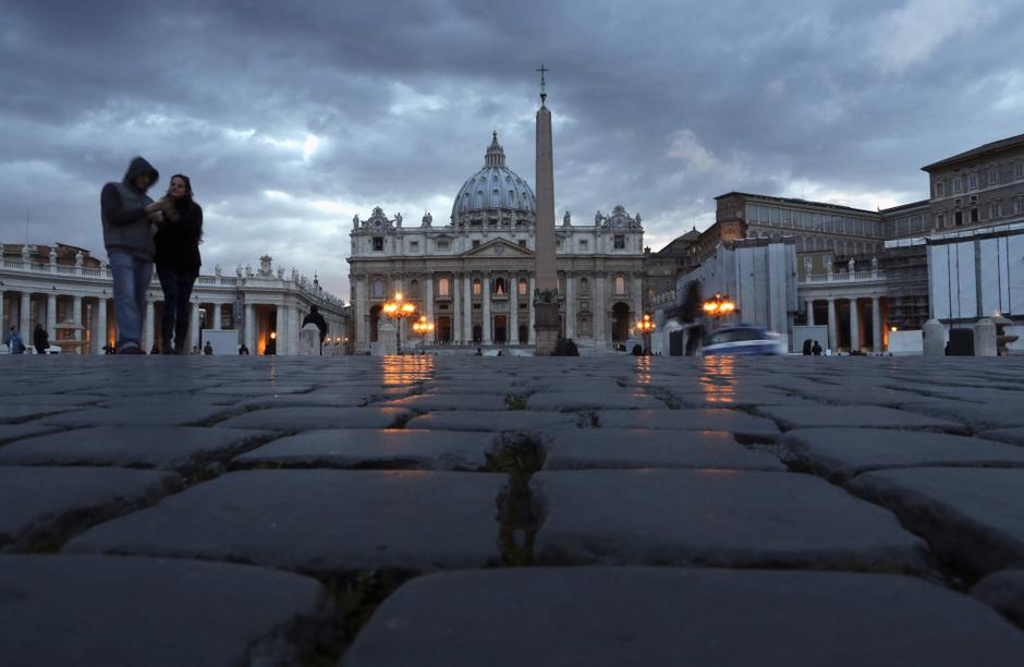 razno 11.03.13. trg svetega petra, vatikan, People are seen as clouds hang over  | Avtor: razno 11.03.13. trg svetega petra, vatikan, People are seen as clouds hang over 