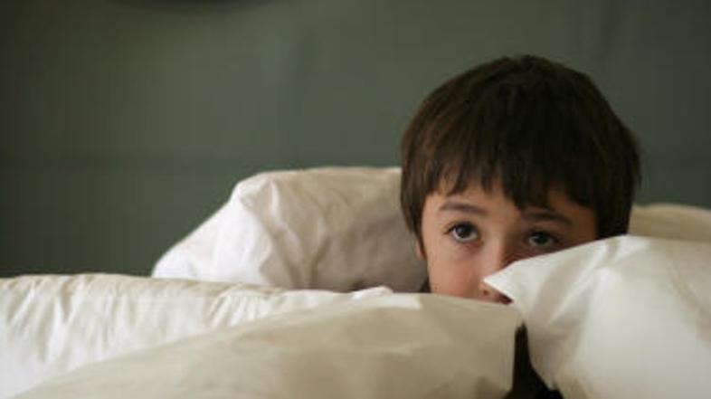 Strah pred temo premagajte z nočno lučko in čisto tiho glasbo.