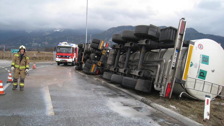 Iz cisterne, ki se je zaradi neprilagojene hitrosti prevrnila, je izteklo okoli 