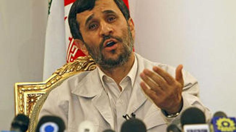 Mahmud Ahmadinedžad je sporočil, da je Iran uspešno izstrelil raketo dolgega dos