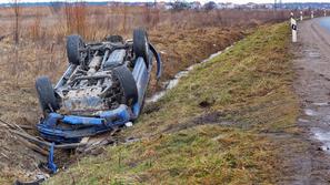 prometna nesreča prevrnjen avtomobil