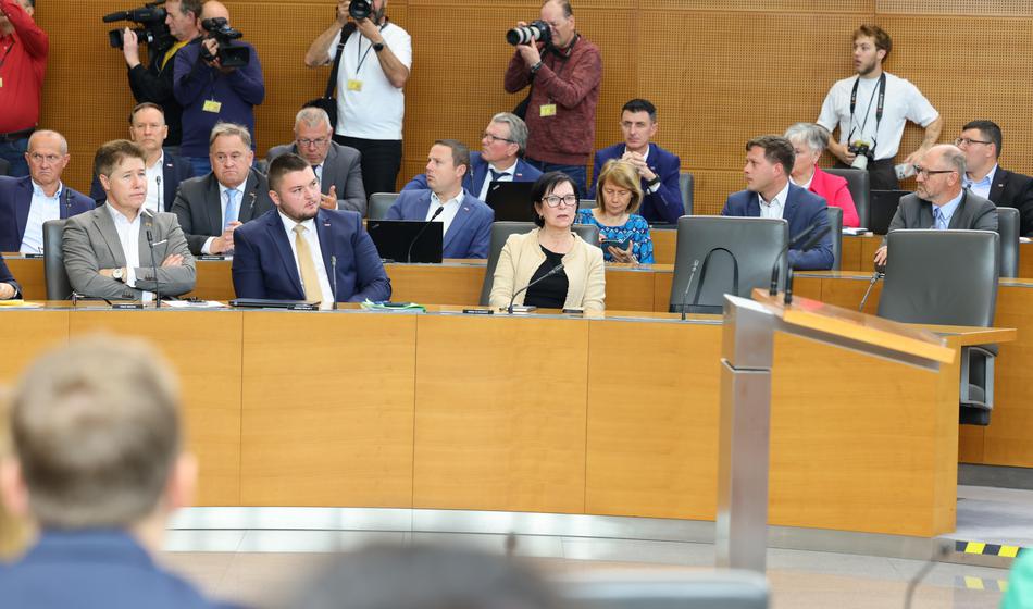 Poslanci zavrnili dva predlagana zakona