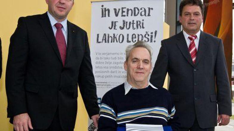 Predaji prvega invalidskega vozička je prisostvoval direktor vseh treh družb Šte