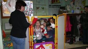 S pomočjo lutk naj bi se romski otroci lažje naučili slovenskega jezika in nasto