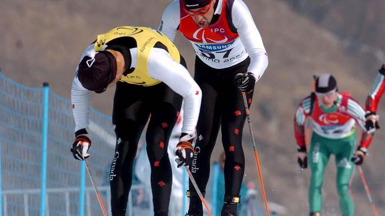 Brian McKeever (številka 57) med nastopom na paraolimpijskih igrah. (Foto: EPA)