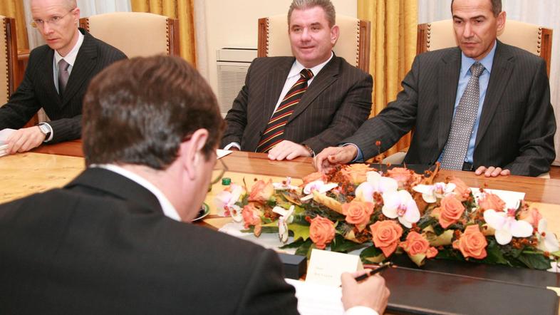 Janševa in Pahorjeva stranka sta po priljubljenosti še vedno tesno skupaj.