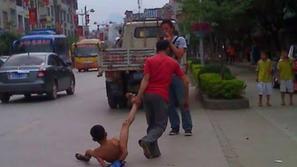 Oče je sina vlekel kar po ulici. (Foto: YouTube)