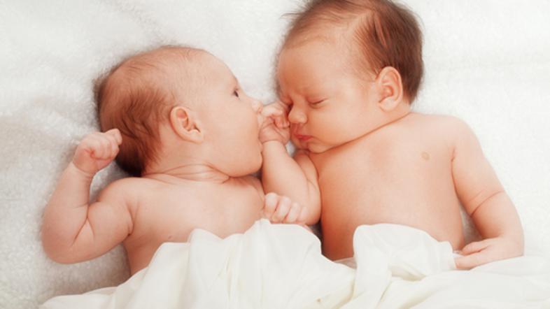dvojčka dojenčka