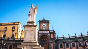 Dantejev trg in njegov kip