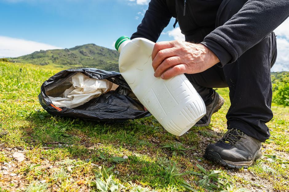 Moški pobira smeti v naravi | Avtor: Profimedia