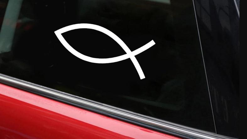 Nalepka v obliki simbola ribe na avtomobilu