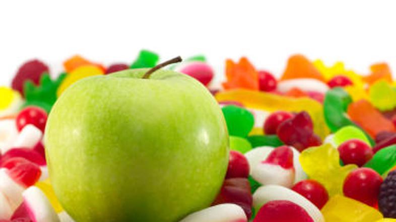 Jabolko namesto sadnih bonbončkov.