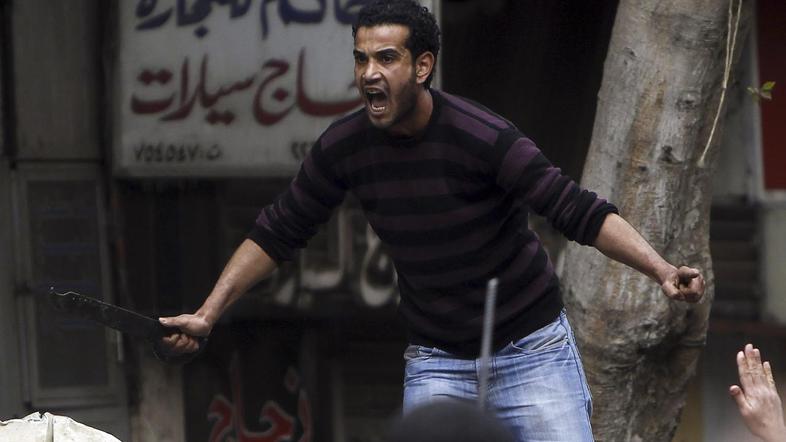 Protestnik bodri svoje soborce. (Foto: Reuters)