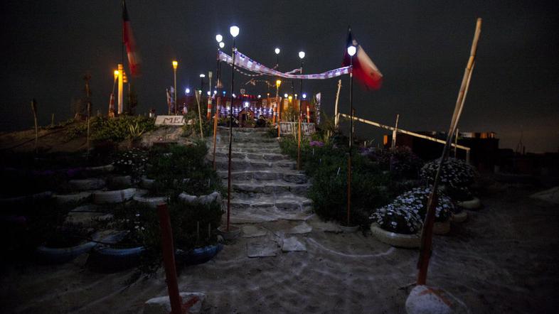 Oltar, kjer bodo počastili vseh 33 rešenih rudarjev. (Foto: EPA)