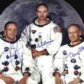 Od leve proti desne sedijo Neil Armstrong, poveljnik Michael Collins in pilot Ed