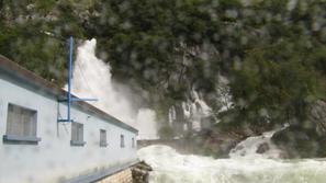 Ogroženi most pri izviru Hublja.