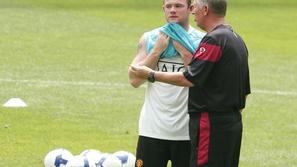 Angležem, predvsem Rooneyju, je na pomoč priskočil še Alex Ferguson. (Foto: EPA)