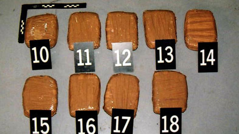 Mejni policisti so pri makedonskem državljanu odkrili 8,48 kilograma heroina.