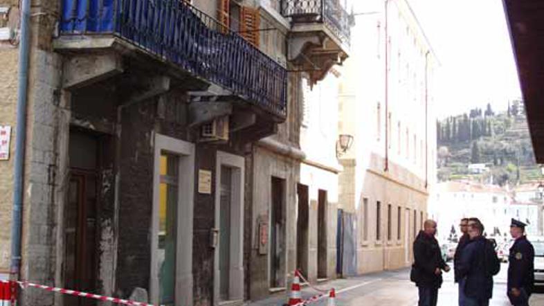 Tovornjak je zrušil enega od podpornih stebrov hiše.