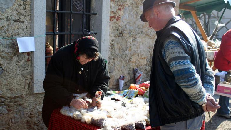 Na stojnicah obiskovalcem med drugim ponujajo izdelke domače obrti, suho robo, s