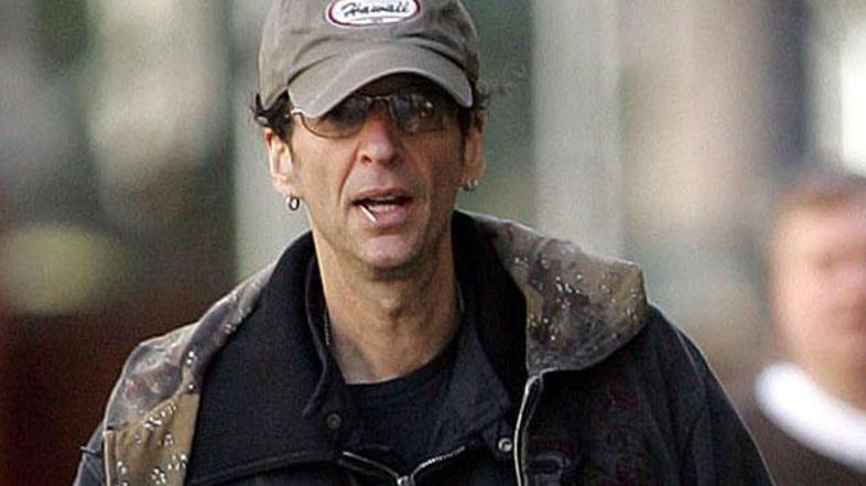 Kontroverzni radijski voditelj včasih prestopi meje dobrega okusa.