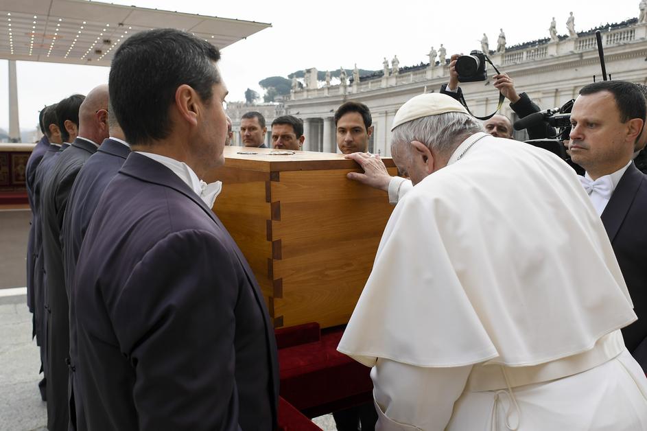 Pogreb papeža Benedikta