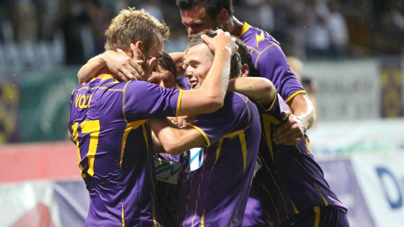 Vijoličasti so takole proslavljali vodilni zadetek Daliborja Volaša. (Foto: Nino