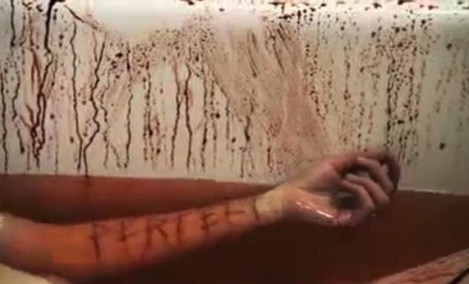 Na posnetku se dekle reže z britvico. (Foto: youtube)