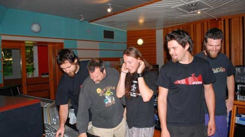 Člani skupine so album pripravljali tudi v novomeškem studiu.