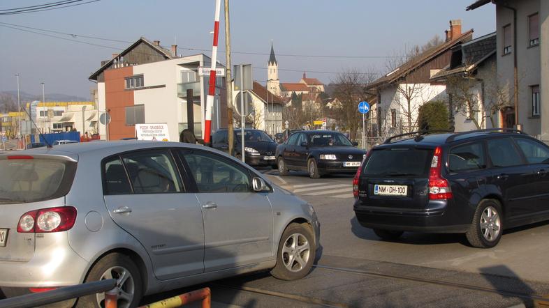Prehod ceste čez železnico pri postaji Kandija je skoraj hkrati tudi križišče s 