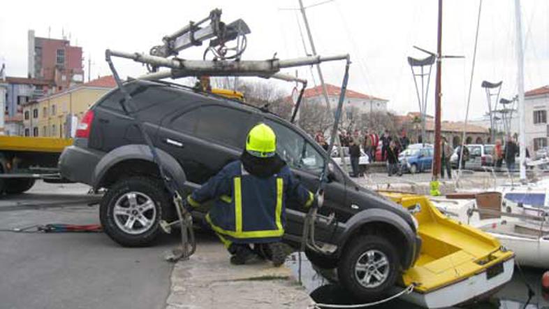 Avtomobil je obvisel na pomolu.