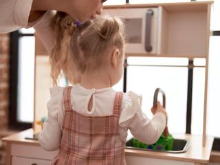 deklica se igra kuhinjo