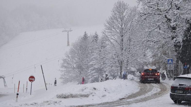 Sneg, zasnežena cesta, vreme, zima