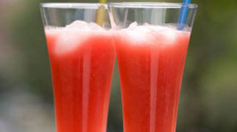 Privoščite bi zvrhano mero sadnega užitka. Pri tem koktejlu vam ni treba paziti 