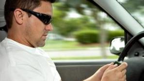 Pošiljanje in branje SMS-sporočil med vožnjo jemlje zbranost, zato je reakcijski
