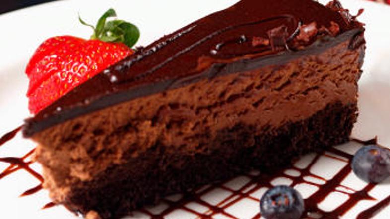 Kombinacija temne čokolade in sladkih zrelih jagod je nepremagljiva.