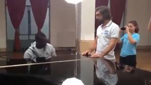 Balotelli Pirlo klavir italijanska himna spot oglas klaviaturist glasba
