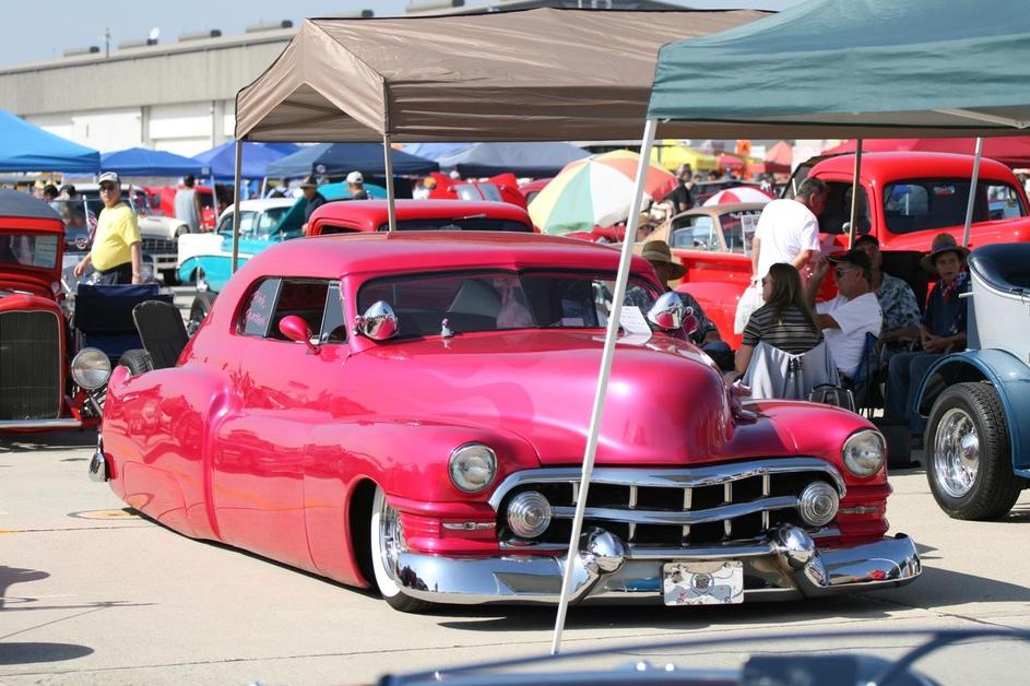 Avtomobili so se postavili po robu helikopterjem in letalom.