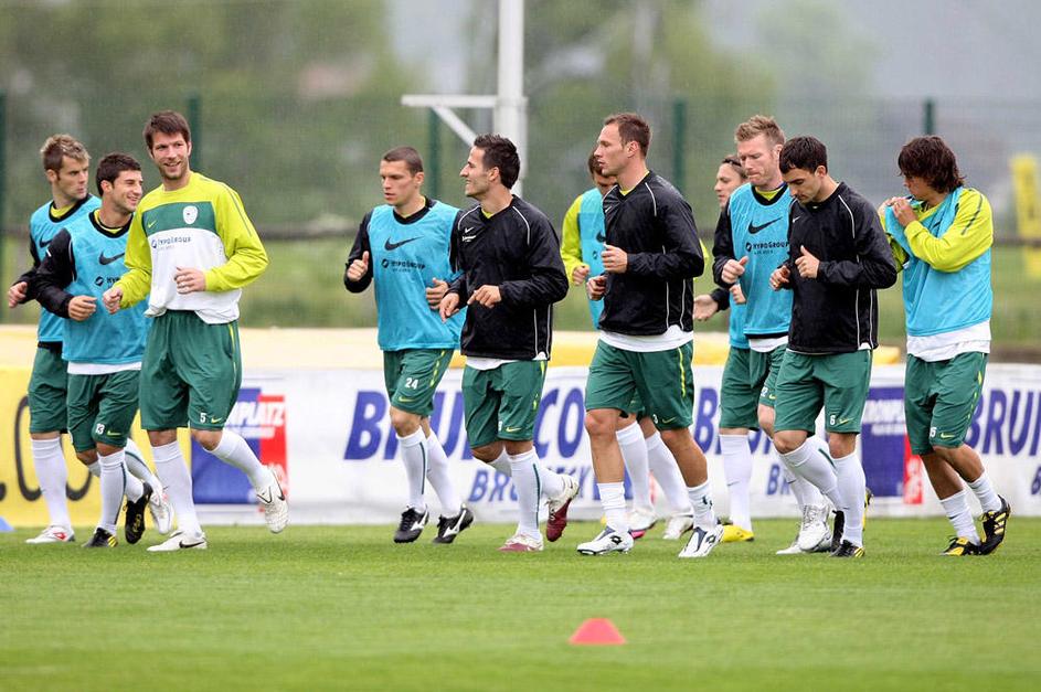 Kljub težavam z nekoliko pretrdo travnato površino se Kekovi izbranci pridno pri