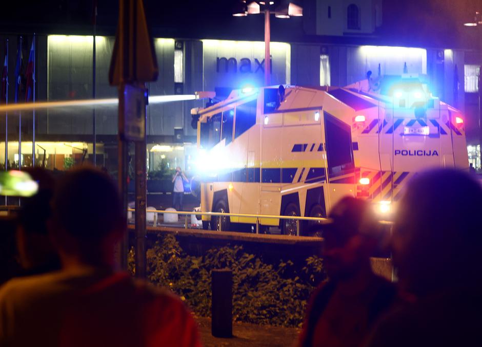 protest pred DZ | Avtor: zurnal24.si