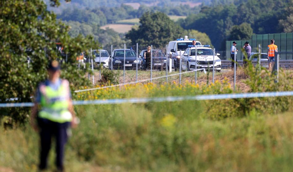 Tragedija: Avtomobil trčil v ljudi, ki so po verižnem trčenju na avtocesti izstopili iz vozil