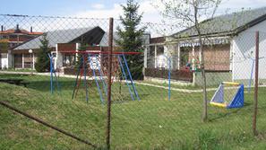 Na zunanjem igrišču vrtca v Lescah ni niti enega otroškega tobogana, za 140 otro